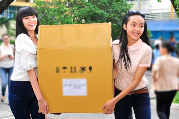 Bảo Trân, Ngọc Quý tặng quà trẻ ung bướu ảnh 1