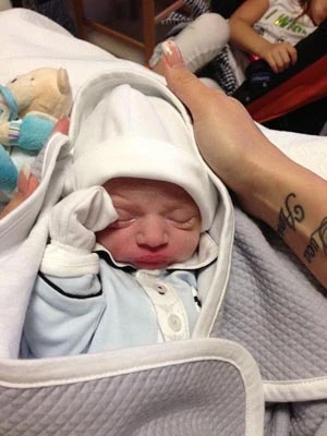 Con trai Reina chào đời ngày đặc biệt ảnh 2