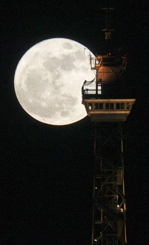 Ngắm "siêu Mặt trăng" tại các nước ảnh 4