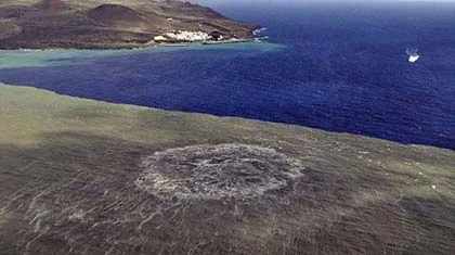 Núi lửa phun dung nham tạo đảo mới từ lòng biển ảnh 1