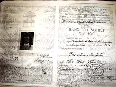 Chưa học xong lớp 9, bà Nhị đã có bằng cử nhân kinh tế.