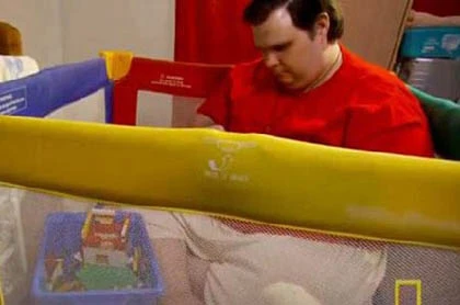 Chàng trai 31 tuổi vẫn đóng bỉm, bú bình, ngậm ti ảnh 3