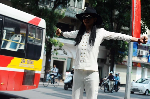 Đào Anh Khánh nhích từng cm quanh hồ Gươm ảnh 11