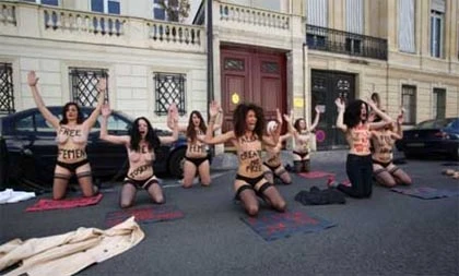 Biểu tình ngực trần gây náo loạn Paris ảnh 2