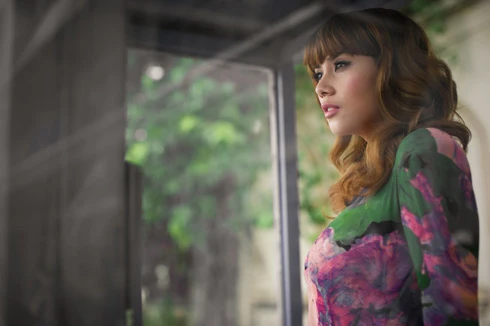 Hoàng Yến tạo dáng trong buồng điện thoại công cộng ảnh 5