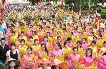 Hàng chục ngàn người dân và du khách đổ về Tây Sơn dự lễ trong sáng qua. Ảnh: LBD