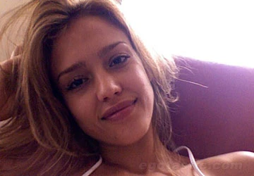 Ảnh lộ ngực của Jessica Alba bị phát tán ảnh 1