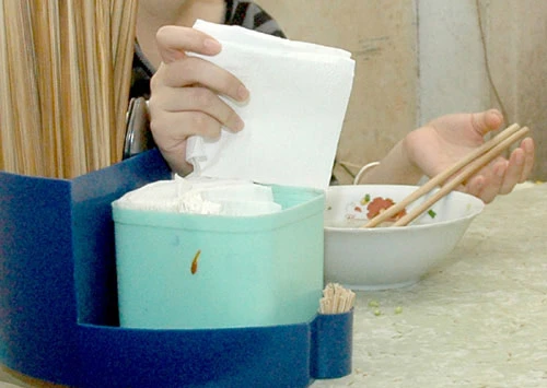 Nhầm lẫn giấy vệ sinh và giấy ăn ảnh 1