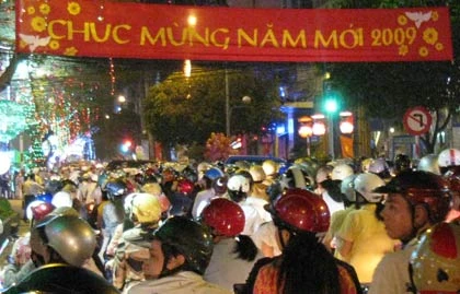 Đường phố nem chặt người. Ảnh: P.C