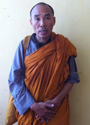 Tạm giữ sư giả túi rủng rỉnh hàng chục triệu đồng ảnh 1