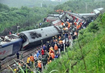 Tàu hỏa bị lật do đất lở ảnh 1