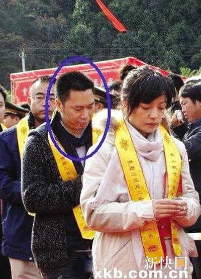 Triệu Vy và bạn trai lên chùa cầu tự từ hai năm trước ảnh 2