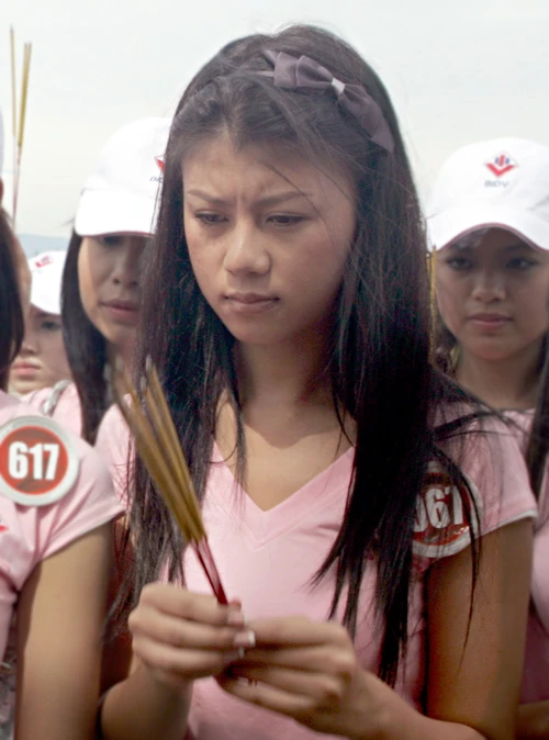 Thắp hương tưởng nhớ các vong hồn các liệt sĩ. Thắp hương tưởng nhớ các vong hồn các liệt sĩ.