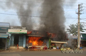 Cháy lớn thiêu rụi 2 căn nhà ở Buôn Ma Thuột ảnh 1 Cháy lớn thiêu rụi 2 căn nhà ở Buôn Ma Thuột ảnh 1