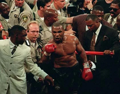 Holyfield và Tyson chung sức làm ăn ảnh 1