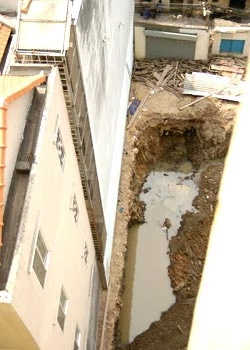 Những tòa nhà tiếp giáp công trình gây ra sự cố làm sụt nền chung cư trên đường Cống Quỳnh, quận 1, TP HCM. Ảnh: Bảo Quân.