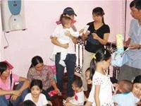 Đông đảo phụ huynh đưa con đến phòng mạch bác sĩ Dũng - Phượng để mua thuốc "tăng trọng"