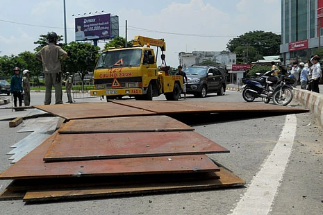 Bị hàng chục tấn sắt phóng trúng, ô tô 7 chỗ nổ tung bánh ảnh 1