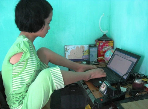 Cô bé không tay mơ thành kỹ sư công nghệ thông tin ảnh 3