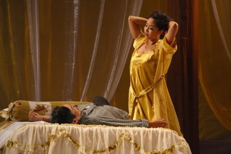 Một cảnh "nóng" trong Nước mắt người điên.