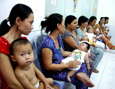 Nhiều trẻ bị liệt tay sau sinh ảnh 1