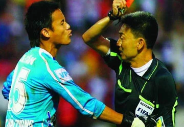 Tám người hành hung trọng tài Trí ảnh 2