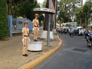 20 "bóng hồng" CSGT Cần Thơ điều tiết giao thông ảnh 1