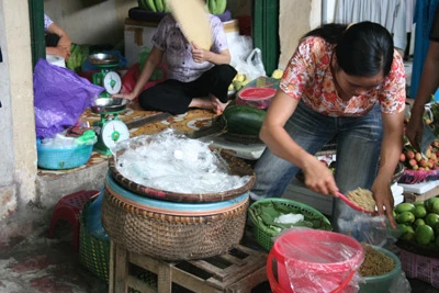 ... và rượu nếp là món bán chạy nhất trong ngày này. (Ảnh: Như Quỳnh)