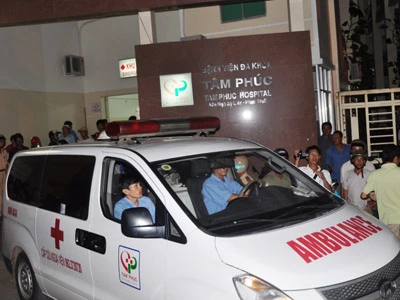 Xông vào phòng cấp cứu, đâm chết người ảnh 1