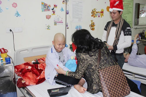 Thanh Tuyền về VN làm từ thiện trước đêm nhạc "tận thế" ảnh 3