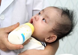 Trữ đông sữa mẹ: Nguy cơ nhiễm khuẩn từ môi trường ảnh 1