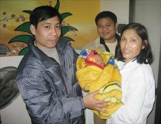 Cháu bé bị mua bán được trao trả lại gia đình (Ảnh: Đăng Trường).