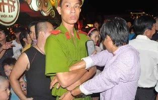 Bí thư Thành ủy Hội An Nguyễn Sự bắt cướp ảnh 1