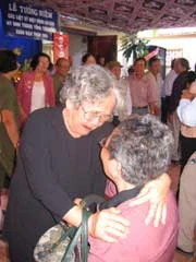 Vợ liệt sĩ Nguyễn Văn Lém (người đứng) và vợ liệt sĩ Tô Hoài Thanh gặp nhau sau 40 năm. Vợ liệt sĩ Nguyễn Văn Lém (người đứng) và vợ liệt sĩ Tô Hoài Thanh gặp nhau sau 40 năm.
