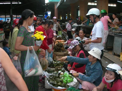 Bánh ú tro được bày bán rất nhiều. (Ảnh: Khánh Hồng)