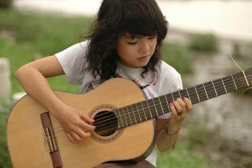 Thái Trinh - 17 tuổi chơi guitar và hát nhạc Lenka ảnh 3