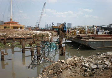 Sập cần cẩu, hai người bị thương ảnh 1