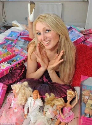 Lạ lùng cô gái mơ thành búp bê sống ảnh 3 Lạ lùng cô gái mơ thành búp bê sống ảnh 3