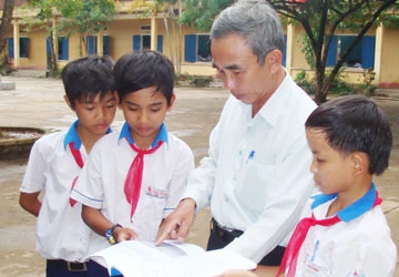 Ông giáo làng viết sử về Hoàng Sa ảnh 1