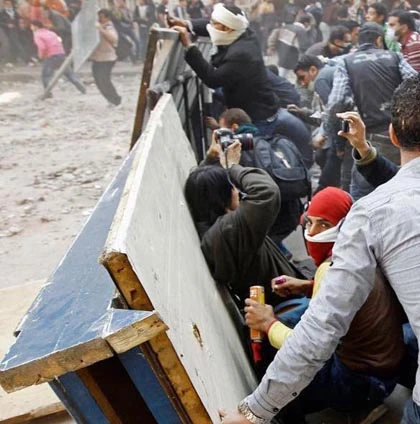 Những dụng cụ tự vệ sáng tạo của người biểu tình Cairo ảnh 7