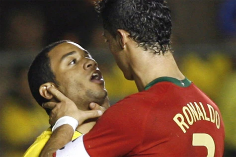 Hành động "không thể chối cãi" của Ronaldo (bóp cổ Marcelo)!