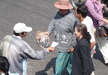 Bán dạo, bói toán chèo kéo khách viếng chùa ảnh 2 Bán dạo, bói toán chèo kéo khách viếng chùa ảnh 2