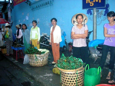 Bánh ú tro được bày bán nhiều nhưng không có mấy người mua. (Ảnh: Hoài Lương)