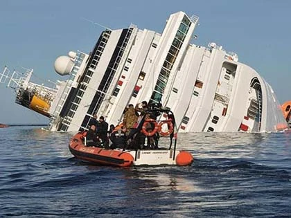 Tìm gấu bông trong xác tàu Costa Concordia ảnh 1 Tìm gấu bông trong xác tàu Costa Concordia ảnh 1