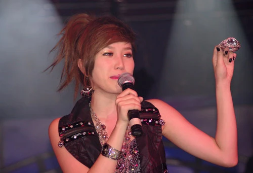 Váy của Minh Hằng bán được 26 triệu ảnh 6