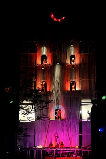 Đào Anh Khánh dựng "Cây đời" dọc đê Ngọc Thụy - Long Biên ảnh 2