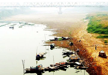 Sông Hồng cạn vượt kỷ lục 200 năm ảnh 2