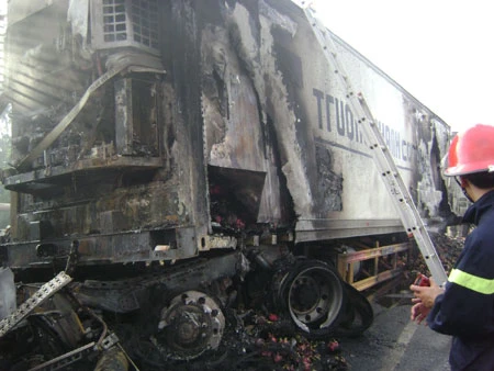 Xe container nổ lốp, bốc cháy dữ dội ảnh 1