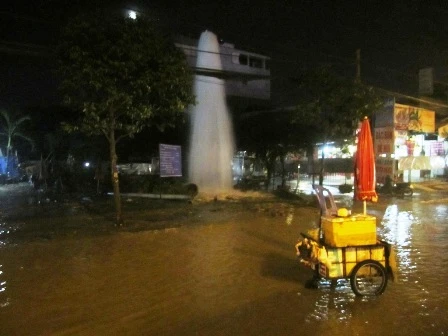 Cột nước “khổng lồ” phun xối xả giữa phố ảnh 1