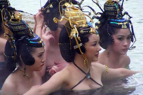 Cảnh tắm suối của 7 yêu nhền nhện khá "mát mẻ"